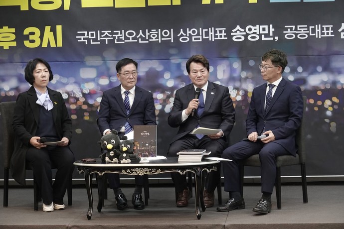 송영만 국민주권오산회의 상임대표는 지난 15일 빛의 혁명, 오산의 기록’이란 주제로 출판기념회에서 발표하고있다.  사진=국민주권오산회의