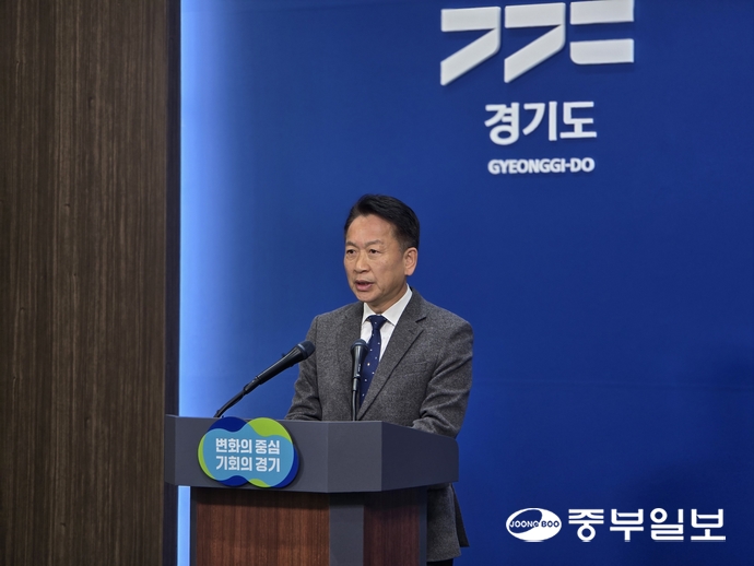 고영인 경기도 경제부지사가 21일 도청에서 열린 기자회견에서 복지예산 삭감 관련 기자회견을 하고 있다. 이지은기자