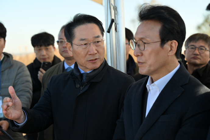 유정복 인천시장이 21일 수도권매립지에서 김민석 국무총리를 만나 수도권매립지 현안에 대해 설명하고 있다. 사진=인천시