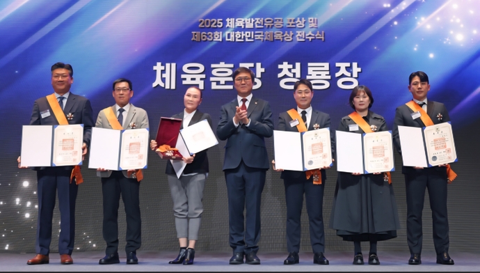 2025 체육발전유공 포상 및 대한민국체육상 시상식서  최은종(사진 왼쪽에서 2번째) 경기도청 근대5종 감독 등 체육훈장 청룡장을 받은 인사들이 기념촬영을 하고 있다. 사진=경기도 근대5종연맹