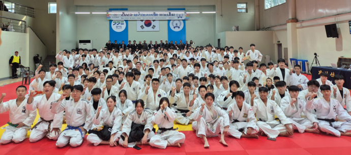 22일 수원 경기도유도회관에서 열린 2025 경기도지사배 유도대회서 참가 선수들과 내빈들이 기념사진을 찍고 있다. 이건우기자