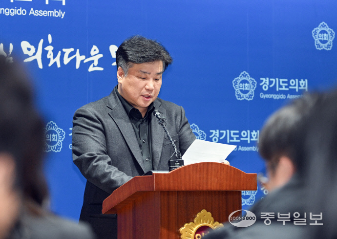 양우식 경기도의회 운영위원장이 지난 3월 4일 오후 도의회 브리핑룸에서 ‘신문 홍보비 제한’ 요구 발언 관련 유감 표명 기자회견을 하고 있다. 임채운기자