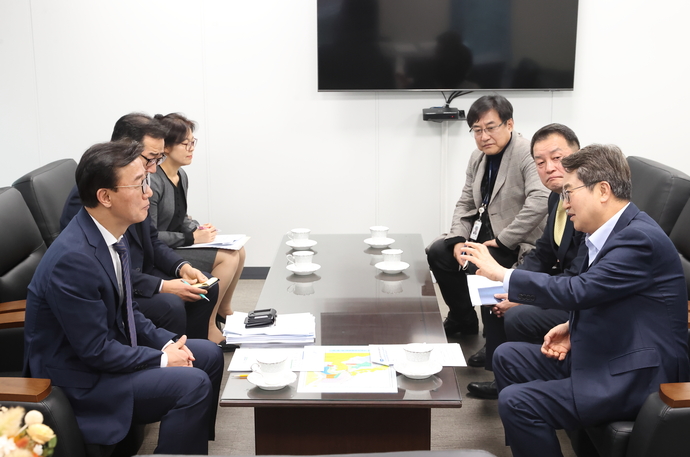 김동연 경기도지사가 21일 국립수산물품질관리원 서울지원에서 전재수 해양수산부 장관과 면담을 하고 있다. 사진=경기도청