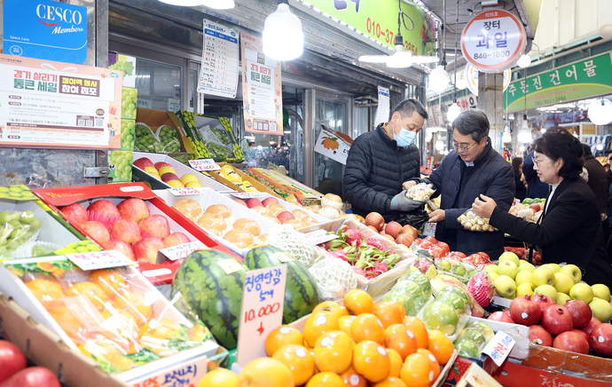 22일 오전 의정부제일시장에서 열린 2025년 하반기 경기 살리기 통큰 세일 개막식에서 김동연 경기도지사가 의정부제일시장을 방문해 장보기를 하고있다. 사진=경기도청