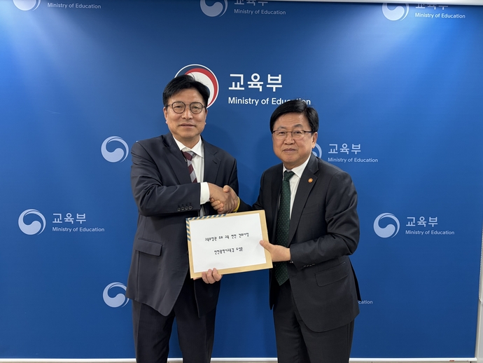 도성훈(왼쪽) 인천시교육감이 지난 21일 최교진 교육부 장관을 만나 주요 교육 현안 건의사항을 전달하고 있다. 사진=인천시교육청