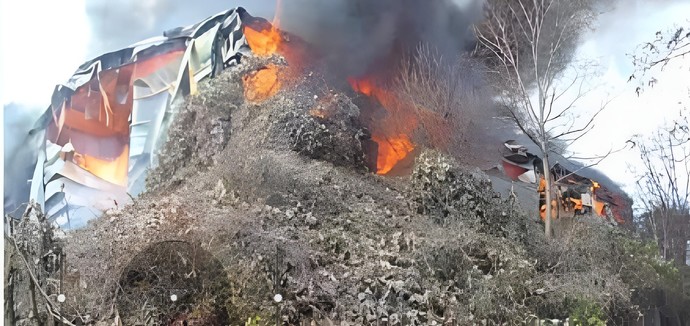 23일 오전 안성시 원곡면 산하리에 소재한 골판지 제조 공장에서 불이 나고 있다. 사진=경기도소방재난본부