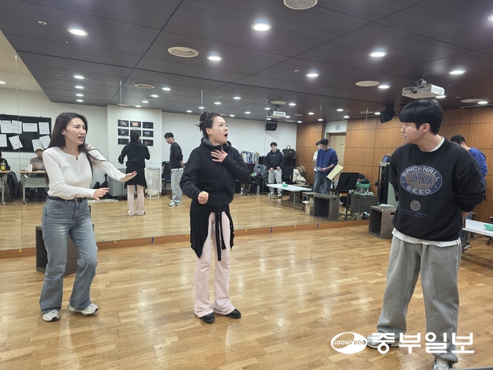 파주시립뮤지컬단 단원들이 ‘가거라 삼팔선’ 공연 리허설을 진행하고 있다. 이준도기자