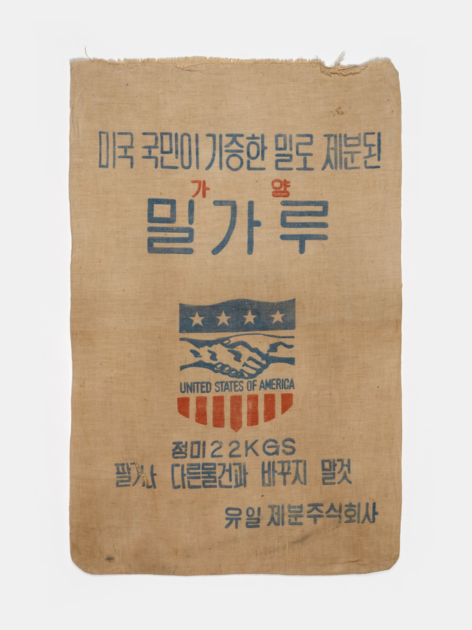 6.25 전쟁 이후 원조 물품으로 우리나라에 들어온 밀가루 포대. 사진=국립농업박물관
