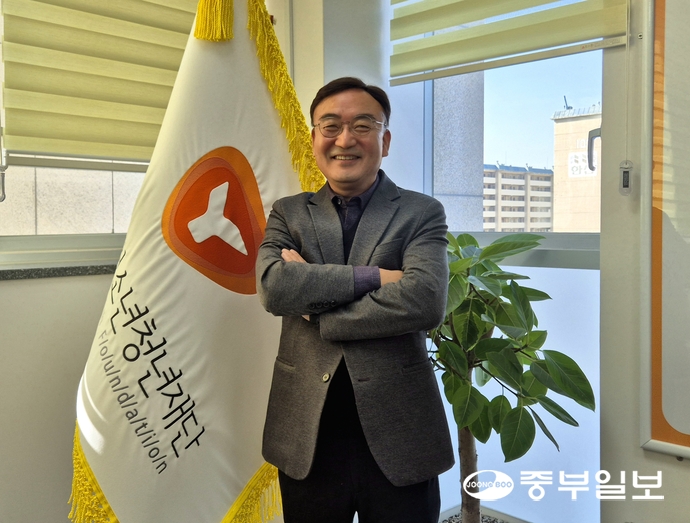 최종진 수원시청소년청년재단 이사장이 23일 중부일보와 인터뷰 후 사진 촬영을 하고 있다. 강현수기자