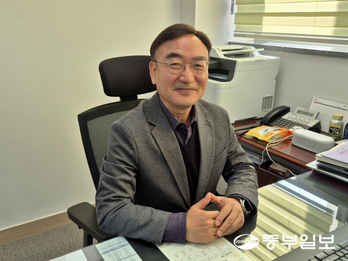 최종진 수원시청소년청년재단 이사장이 23일 중부일보와 인터뷰 후 사진 촬영을 하고 있다. 강현수기자