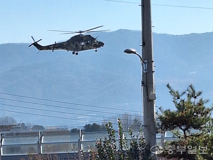 포천 15항공단에서 헬기가 이륙하는 모습. 김두현기자