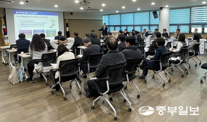 지난 21일 의왕시의회 중회의실에서 열린 ‘물 재이용 확대 방안 정책토론회’에서 참석자들이 발제를 청취하고 있다. 손용현기자
