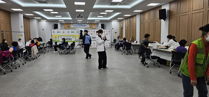 이천시 대월농협이 지난 21일 한해 농사를 마무리한 조합원들의 건강을 챙기기 위해 ‘농촌 왕진버스 의료행사’를 열고 있다. 사진=대월농협