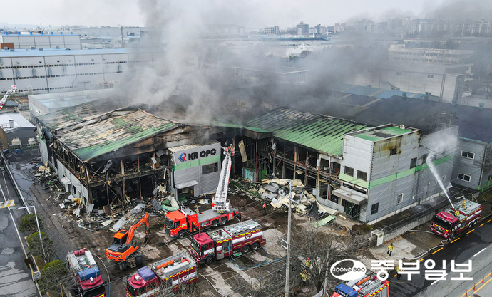 23일 오후 평택시 포승읍 한 폐업 공장에서 화재가 발생해 소방관계자들이 진화 작업을 하고 있다. 임채운기자