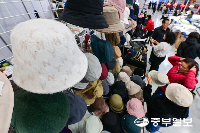 23일 오전 수원시 권선구 수원메쎄에서 열린 2025 수원우수중소기업&농수산물박람회를 찾은 시민들이 다양한 중소기업 제품들과 농수산물을 둘러보고 있다. 임채운기자