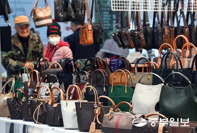 23일 오전 수원시 권선구 수원메쎄에서 열린 2025 수원우수중소기업&농수산물박람회를 찾은 시민들이 다양한 중소기업 제품들과 농수산물을 둘러보고 있다. 임채운기자