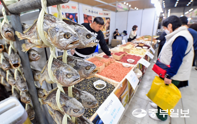23일 오전 수원시 권선구 수원메쎄에서 열린 2025 수원우수중소기업&농수산물박람회를 찾은 시민들이 다양한 중소기업 제품들과 농수산물을 둘러보고 있다. 임채운기자