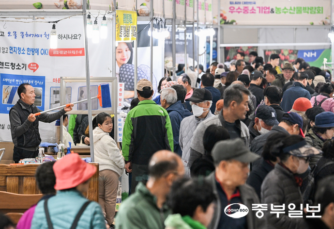 23일 오전 수원시 권선구 수원메쎄에서 열린 2025 수원우수중소기업&농수산물박람회를 찾은 시민들이 다양한 중소기업 제품들과 농수산물을 둘러보고 있다. 임채운기자