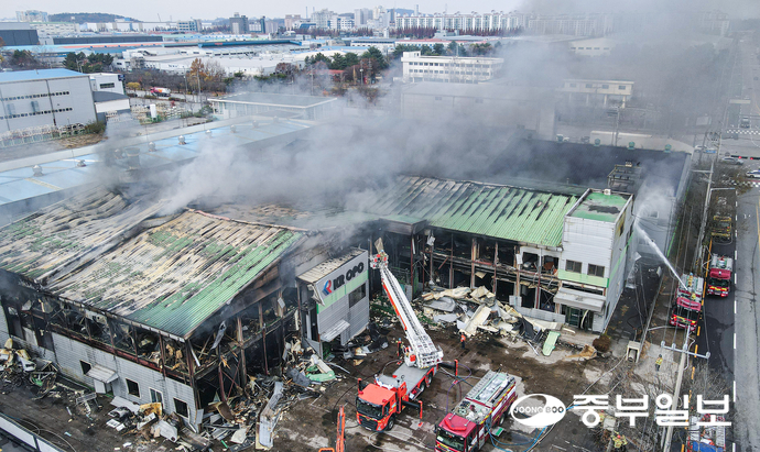23일 오후 평택시 포승읍 한 폐업 공장에서 화재가 발생해 소방관계자들이 진화 작업을 하고 있다. 임채운기자