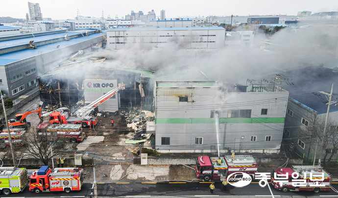 23일 오후 평택시 포승읍 한 폐업 공장에서 화재가 발생해 소방관계자들이 진화 작업을 하고 있다. 임채운기자