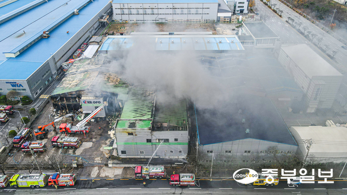 23일 오후 평택시 포승읍 한 폐업 공장에서 화재가 발생해 소방관계자들이 진화 작업을 하고 있다. 임채운기자