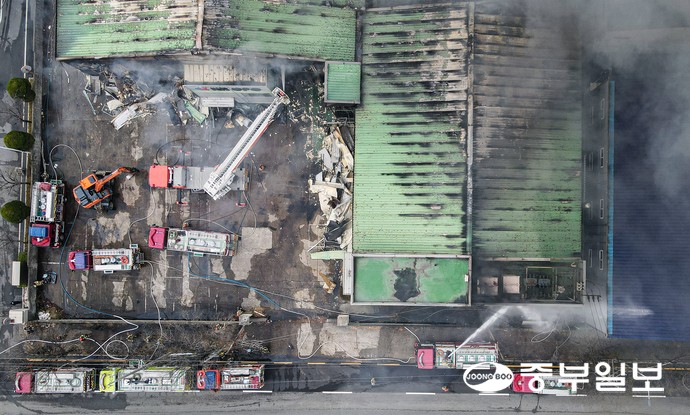 23일 오후 평택시 포승읍 한 폐업 공장에서 화재가 발생해 소방관계자들이 진화 작업을 하고 있다. 임채운기자
