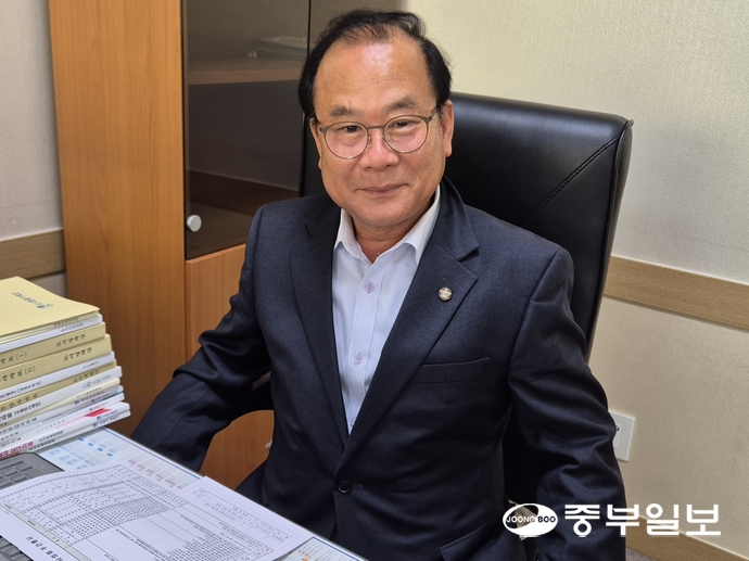 이찬용 수원시의회 도시미래위원회 위원장이 23일 중부일보와 인터뷰 후 사진 촬영을 하고 있다. 강현수기자