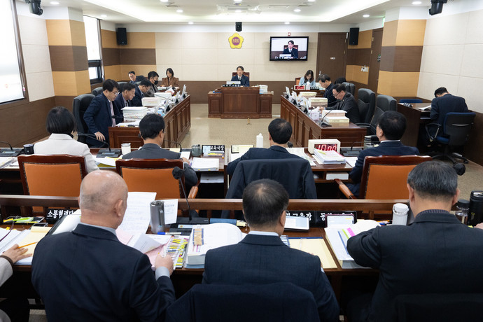 인천광역시의회 교육위원회(위원장 이용창)는 21일 교육위원회 회의실에서 제305회 인천광역시의회 제2차 정례회 제2차 교육위원회 열고 ▲2025년도 인천광역시교육비특별회계 세입․세출 제2회 추가경정예산안 ▲2025년도 인천광역시교육청 기금운용계획 제2차 변경계획안을 심사했다. 사진=인천시의회