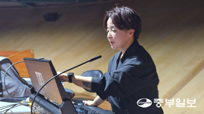 최미경 조명감독이 트라이보울 공연장 객석 뒤편의 무대장치·시설 시스템을 다루고 있다. 박예지기자