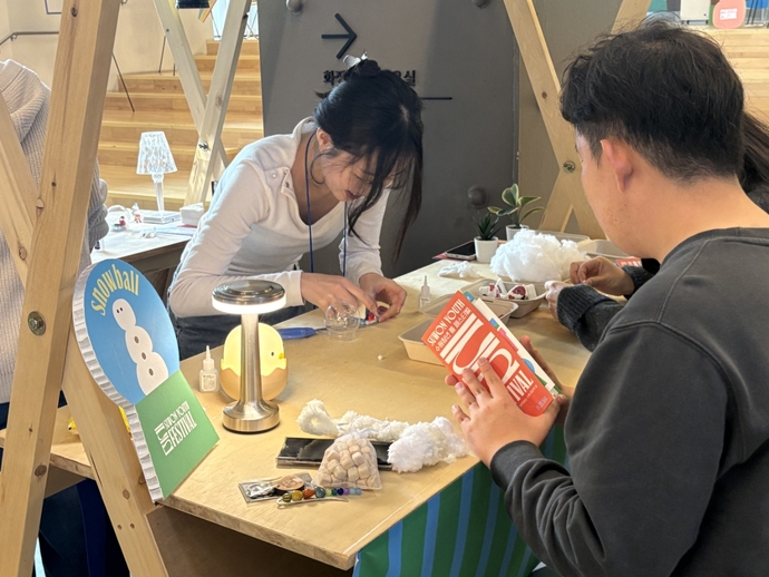 수원청년 틈 페스티벌에서 참여자들이 스노우볼 만들기 체험을 하고 있다. 사진=수원청년준비위원회 ‘틈’ 