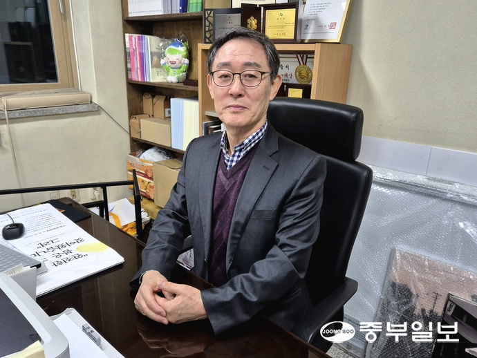 박영순 행궁동 지역상생협의체 대표가 23일 중부일보와 인터뷰 후 사진 촬영을 하고 있다. 강현수기자