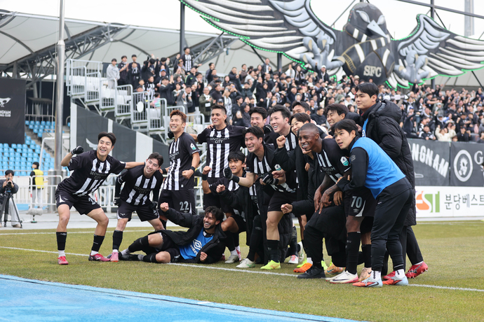 23일 성남탄천종합운동장서 열린 하나은행 K리그2 2025 최종라운드서 부산을 꺾고 플레이오프에 진출한 성남 선수단이 기념촬영을 하고 있다. 사진=한국프로축구연맹