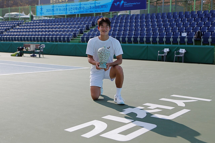 2025 ITF 하나증권 김천 국제 남자 테니스 투어 1차 대회서 프로대회 첫 우승을 차지한 김동주(김포시청)가 기념촬영을 하고 있다. 사진=테니스코리아