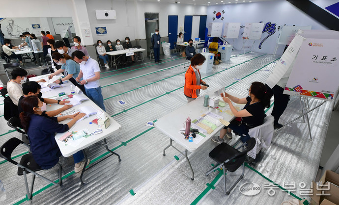 경기도 안산시의 한 태권도장에 마련된 투표소에서 시민들이 투표를 하기위해 대기하고 있다. 중부포토DB