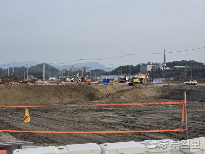 지난 7일 동두천 국가산업단지 공사 구간. 굴착 작업과 기반 조성이 진행 중이지만 분양률이 3%대에 머물며 공사용 장비들만 부분적으로 남아 있다. 이석중 기자