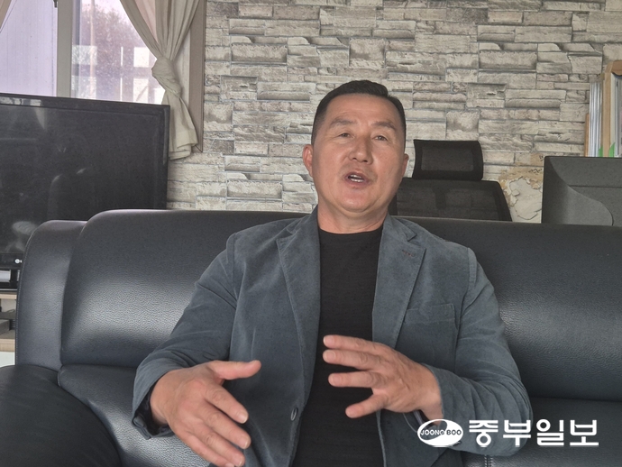 이은규 여주시고구마연구회장이 중부일보와 인터뷰를 하고 있다. 김규철기자