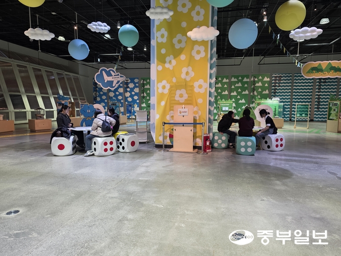 관람객들이 ‘과학마블 탐구여행’ 전시 프로그램을 즐기고 있다. 이준도기자