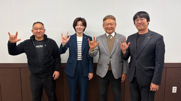 장문정 (왼쪽 두번째) 인천 서구의회 복지도시위원장이 지난 21일 인천농아인협회 서구지회 관계자들과 간담회를 갖고 기념 촬영을 하고 있다. 사진=서구의회