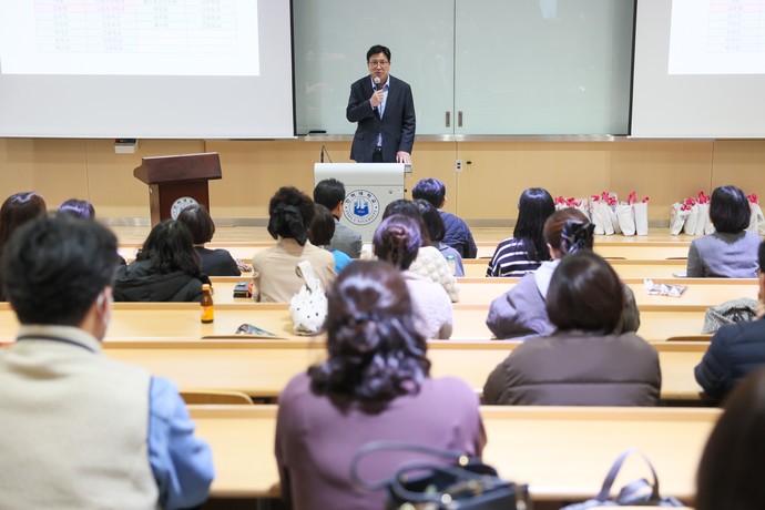 도성훈 인천시교육감이 지난 22일 인하대 60주년기념관에서 열린 ‘2025년 제1형 당뇨병 학생 대상 푸름이 캠프’에서 인사말을 하고 있다. 사진=인천시교육청