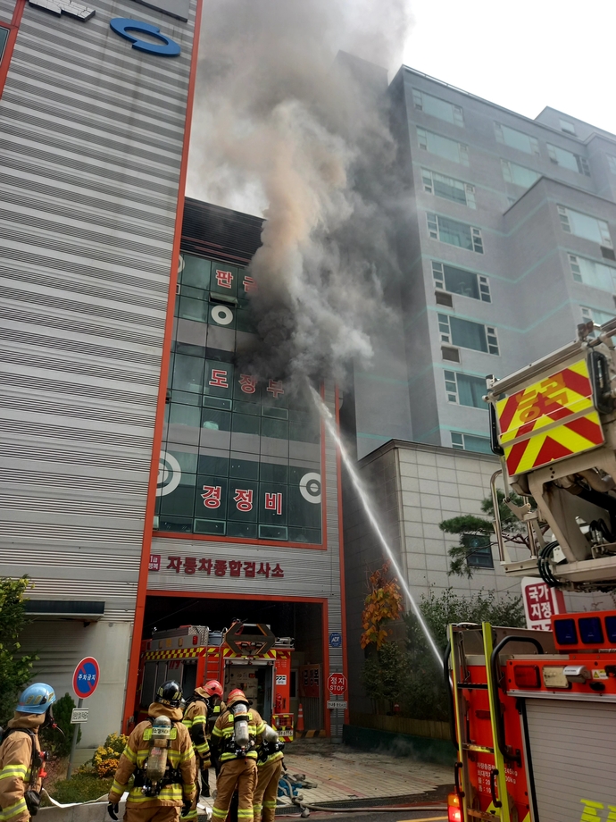 24일 낮 경기 고양시 덕양구 행신동의 한 자동차정비공장에서 불이나 소방당국이 진화작업을 벌이고 있다. 사진=경기도북부소방재난본부
