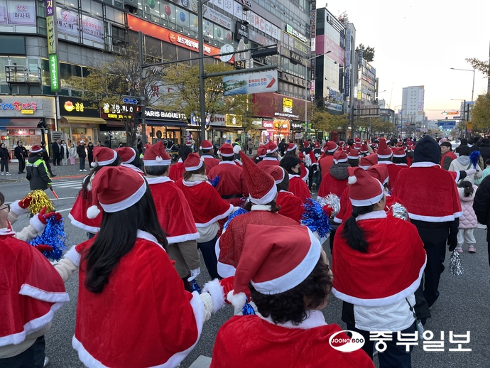 지난 22일 200여명의 시민산타들이 참석해 오산시청에서 오산역까지 퍼레이드를 진행했다. 김이래기자