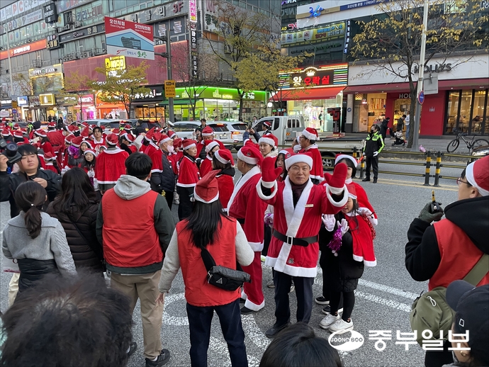 지난 22일  이권재 오산시장이 오산시청앞에서 시작된 시민퍼레이드에서 시민들을 향해 손을 흔들며 인사하고 있다. 김이래기자