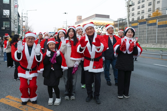 지난 22일 ‘오(Oh)!해피 산타마켓’에서 이권재오산시장과 시민들이 함께 기념촬영을 하고있다. 사진=오산시청