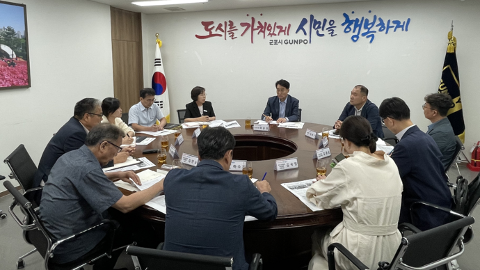 하은호 군포시장(가운데)이 최근 지역 아파트 연합회 대표들과 열요금 인하 협의 관련 간담회를 진행하고 있는 모습. 사진=군포시청