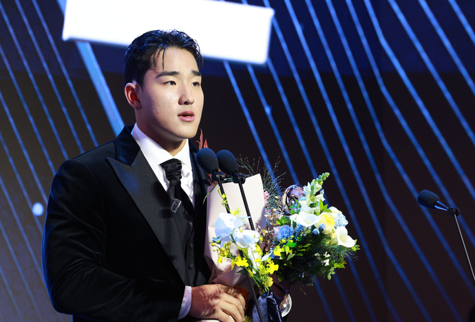 24일 서울 송파구 롯데호텔 월드에서 열린 2025 신한 SOL뱅크 KBO 시상식에서 KBO 신인상을 수상한 KT 안현민이 소감을 밝히고 있다. 연합