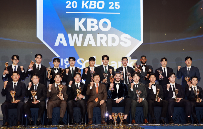 24일 서울 송파구 롯데호텔 월드에서 열린 2025 신한 SOL뱅크 KBO 시상식에서 KBO 허구연 총재와 최우수선수(MVP)로 선정된 한화의 폰세, 신인상 수상자인 KT 안현민을 비롯한 각 부문 수상자들이 기념촬영을 하고 있다. 연합