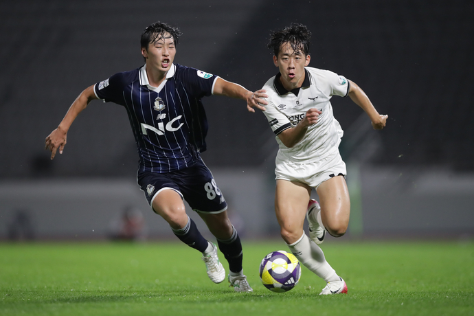 목동종합운동장에서 열린 경기서 성남 김범수(사진 오른쪽)와 서울 이랜드 서진석이 볼다툼을 하고 있다. 사잔=한국프로축구연맹