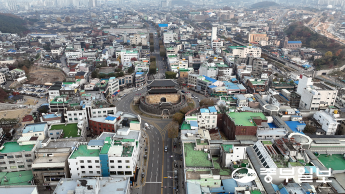 서울의 종묘 앞 재개발 갈등이 지속되며 유사한 논란이 수원화성으로 번질 수 있다는 우려가 나온다. 사진은 24일 수원시 팔달구 팔달문 일대. 노민규기자
