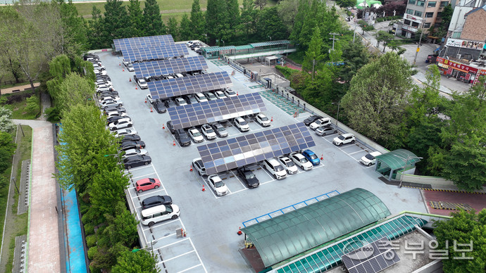 24일 태양광설비가 설치된 경기도의 한 공영주차장 전경. 노민규기자