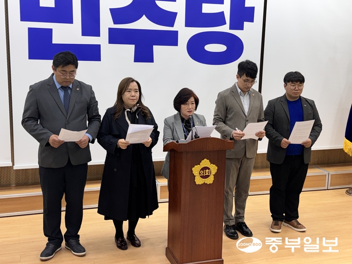 경기도의회 더불어민주당 소속 여성가족평생교육회 의원들이 24일 오후 도의회 브리핑룸에서 기자회견을 열고 발언하고 있다. 신다빈기자